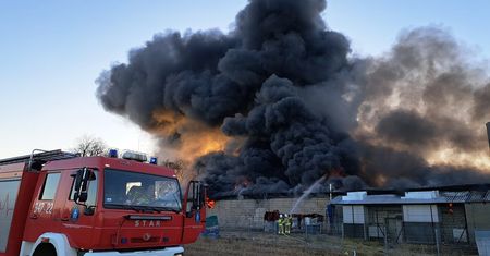 Ogromny pożar w zakładzie produkującym parafinę. Słup czarnego dymu jest widoczny z wielu kilometrów [ZDJĘCIA]