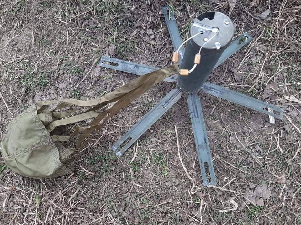 Rozłożona rosyjska mina przeciwpiechotna POM-3.