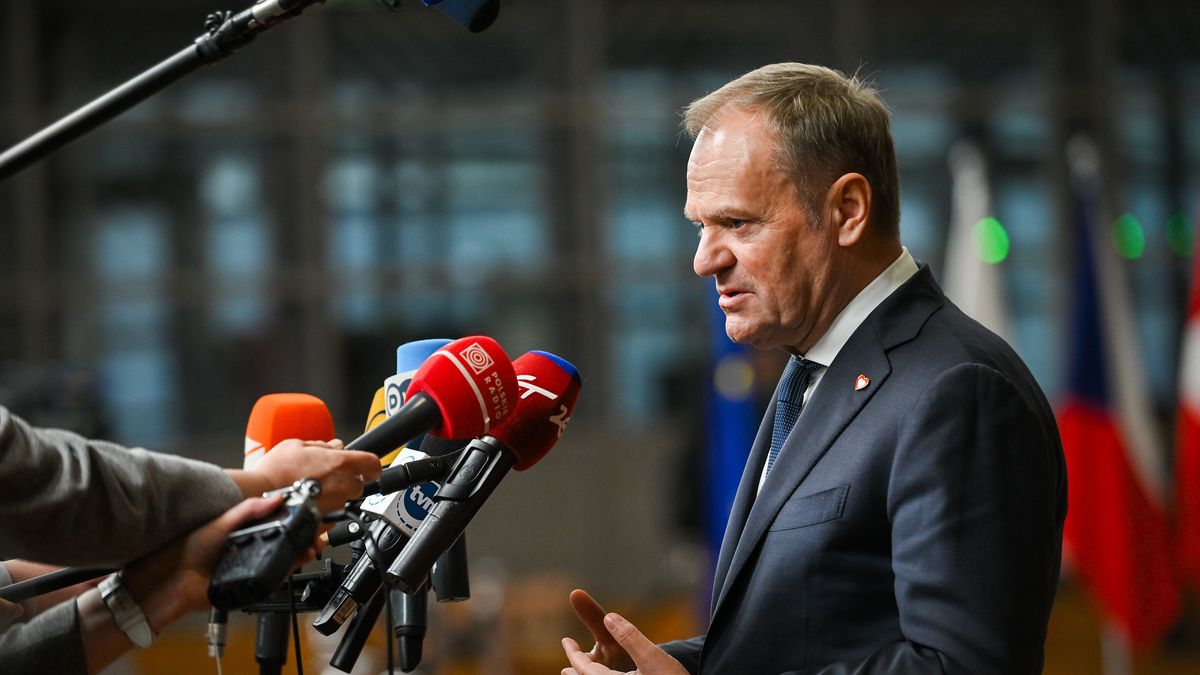 Bruksela, Belgia, 19.12.2024. Premier Donald Tusk podczas rozmowy z mediami w Brukseli, 19 bm. Zakończyło się posiedzenie Rady Europejskiej z udz. prezydenta Ukrainy, które koncentrowało się m.in. na kwestii wojny w Ukrainie oraz pozycji UE w świecie. (ad) PAP/Marcin Obara