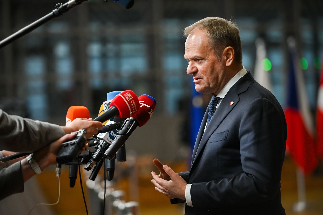 Premier Donald Tusk podczas rozmowy z mediami w Brukseli, 