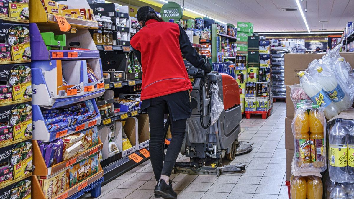 Resort komentuje wymuszanie pozycji stojącej w pracy w sklepach