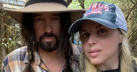 61-letni Billy Ray Cyrus ZARĘCZYŁ się z 34-letnią piosenkarką zaledwie CZTERY miesiące po ROZWODZIE: "Nadszedł czas na zmiany"