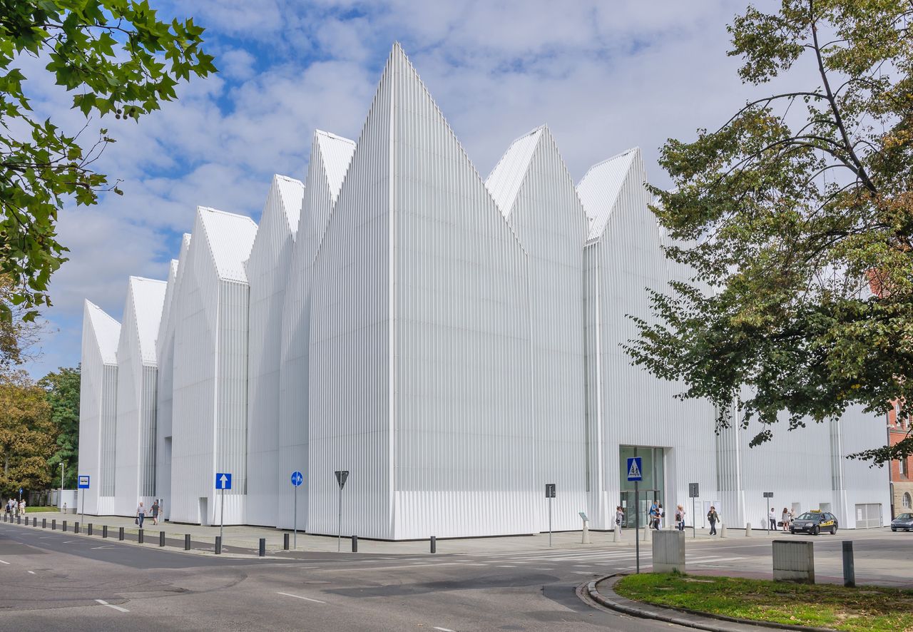 Budynek filharmonii jest jak wielka góra lodowa w środku miasta