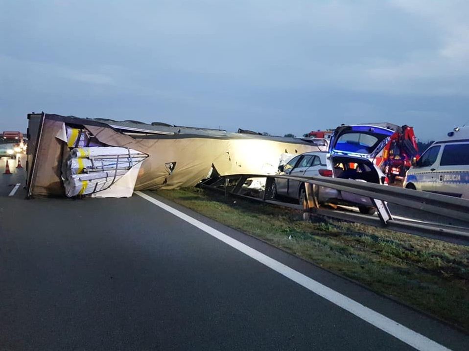 Wypadek na A2. Ciężarówka zablokowała pasy ruchu w obie strony