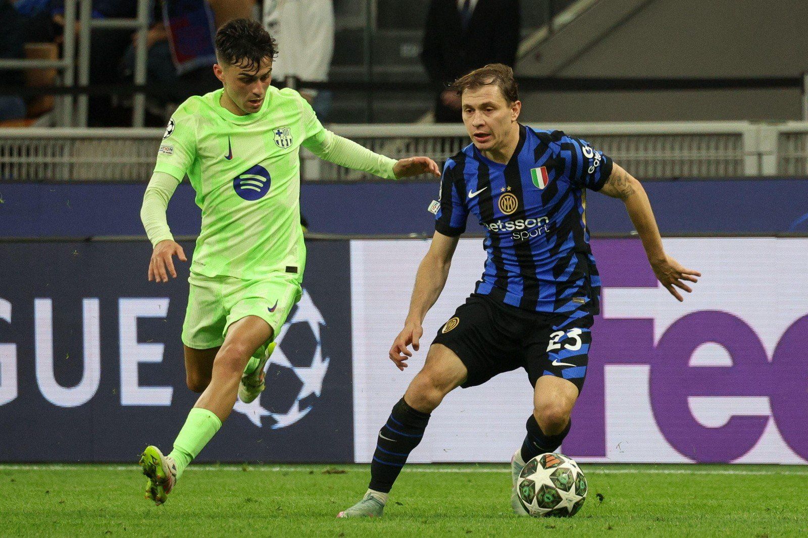 Pojedynek rozgrywających Pedriego z Barcelony i Nicolo Barelli z Interu Mediolan
