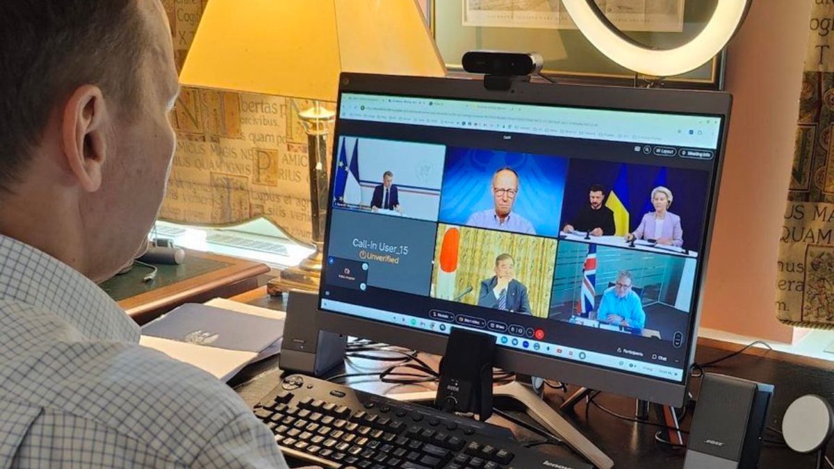 Radosław Sikorski podczas wideokonferencji "koalicji chętnych"