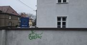 Lubań: Pomalował mur przed jednostką policji. Został złapany