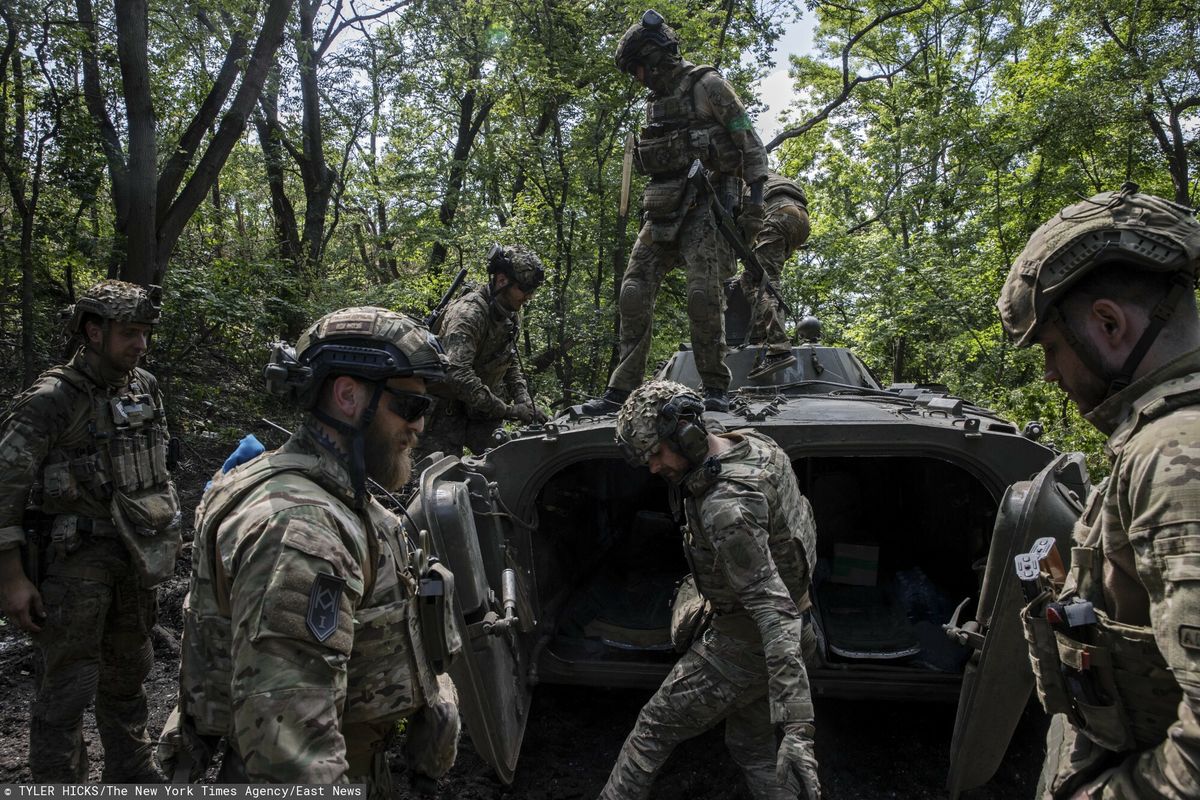  Członkowie 3. Samodzielnej Brygady Szturmowej Sił Zbrojnych Ukrainy z BMP opancerzonym pojazd na linii frontu na południe od Bachmutu, Ukraina, 9 czerwca 2023 r
