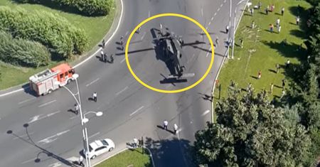 Lawirował między latarniami i domami. Black Hawk wylądował w centrum miasta