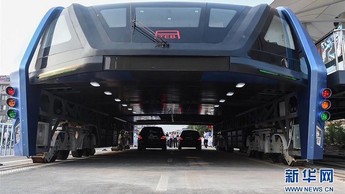 Chińczycy naprawdę to zbudowali! Ten autobus jeździ nad samochodami 3