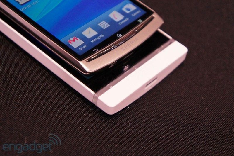 Dół telefonu - Xperia arc vs Xperia S | fot. engadget.com