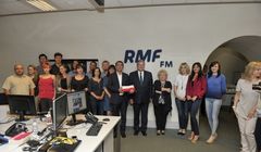 Bronisław Komorowski w siedzibie RMF FM. Nagroda za „najpiękniejszą flagę”