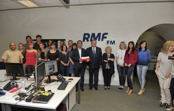 Bronisław Komorowski w siedzibie RMF FM. Nagroda za „najpiękniejszą flagę”