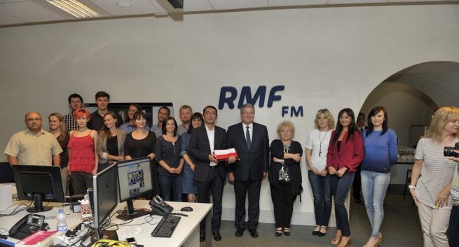 Bronisław Komorowski w siedzibie RMF FM. Nagroda za „najpiękniejszą flagę”