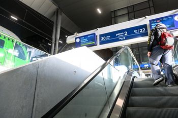 Nowy dworzec w Warszawie. Podróżni narzekają: zimno, brudno, źle