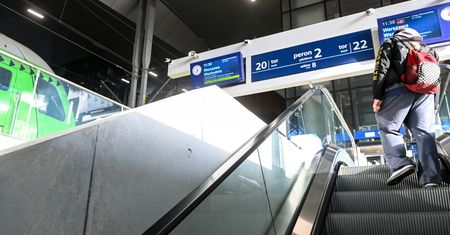Nowy dworzec w Warszawie. Podróżni narzekają: zimno, brudno, źle