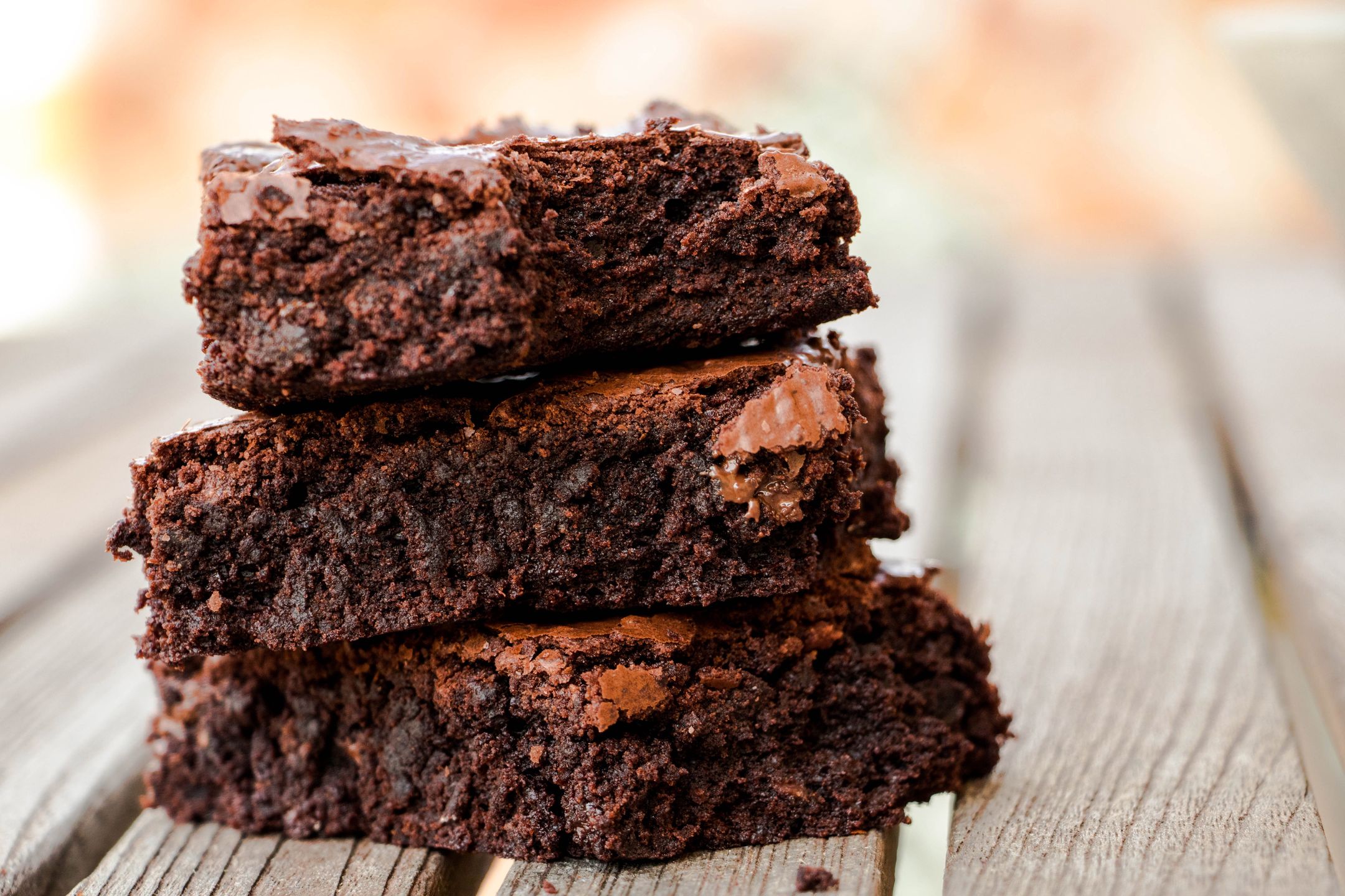 brownie, schokolade, gooey, lecker, gebäck, süss, fresh, frisch, hausgemacht, homemade, bake, braun, fudge, frischgemacht, kakao, cocoa, köstlich, hand, sugar, ungesund, stück, viereck, hintergrund, hölzern, tisch, holz, kaffee, kuchen, nachspeise, saftig, cookie, gastronomie, cafe, binge, thick, bite, delicious
