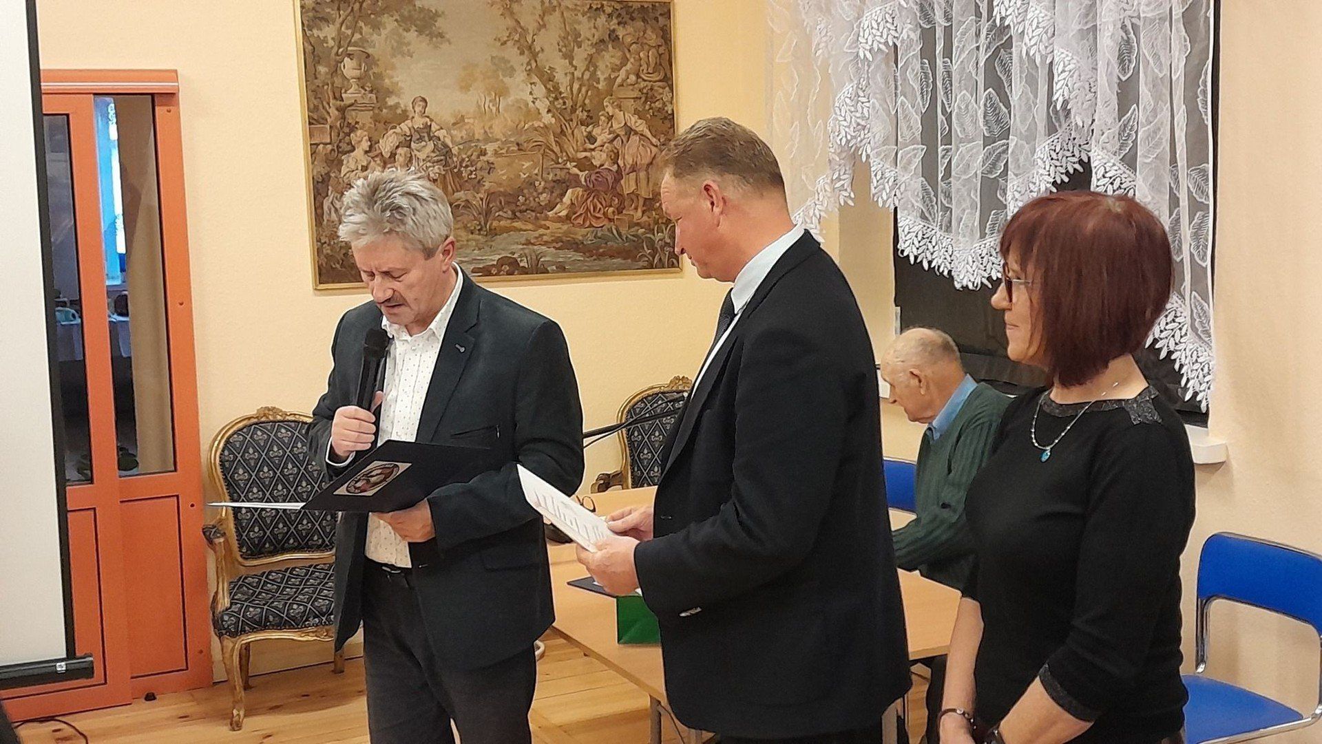 Osoby zaangażowane w organizację wydarzenia otrzymały podziękowania od Marka Łukaszka wójta gminy Dwikozy z lewej  i Waldemara Maruszczaka dyrektora Gminnego Ośrodka Kultury w Dwikozach.