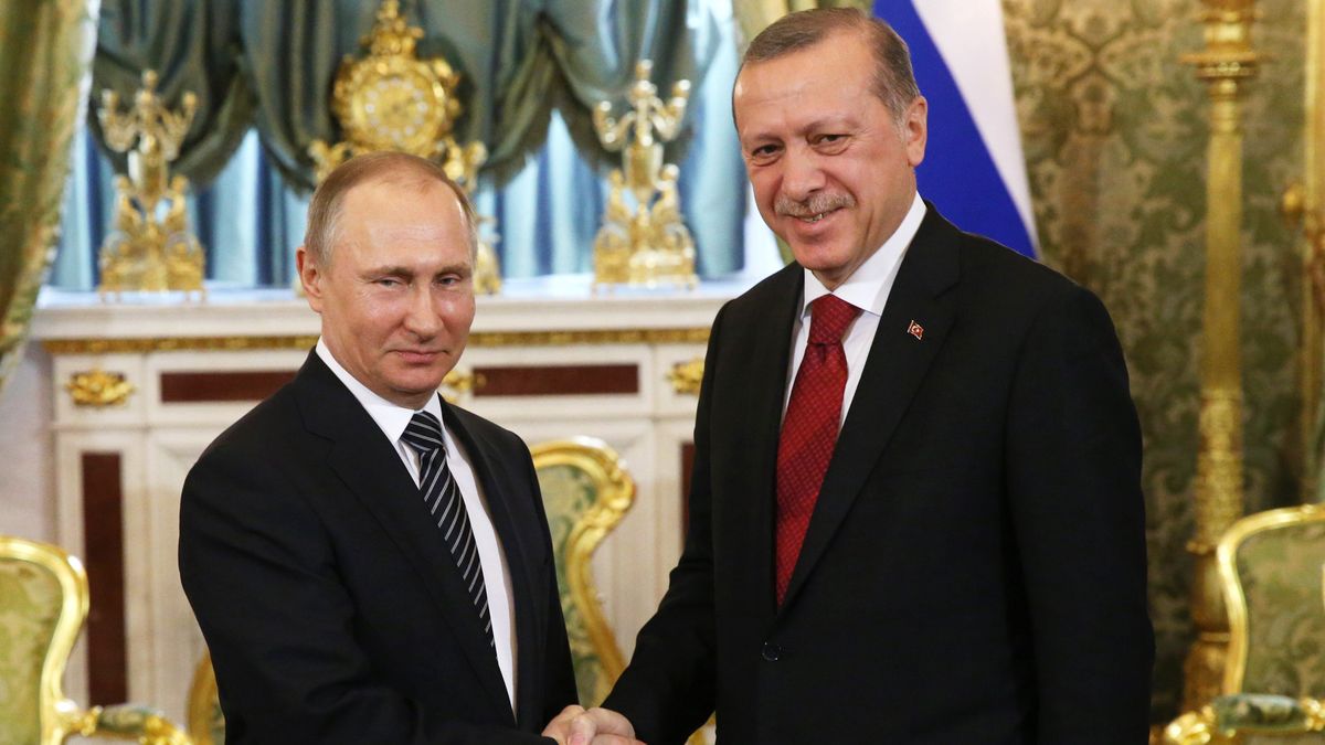 Władimir Putin (z lewej) i Recep Taiyyp Erdogan (z prawej)