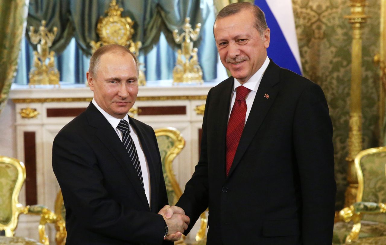 Władimir Putin (z lewej) i Recep Taiyyp Erdogan (z prawej)