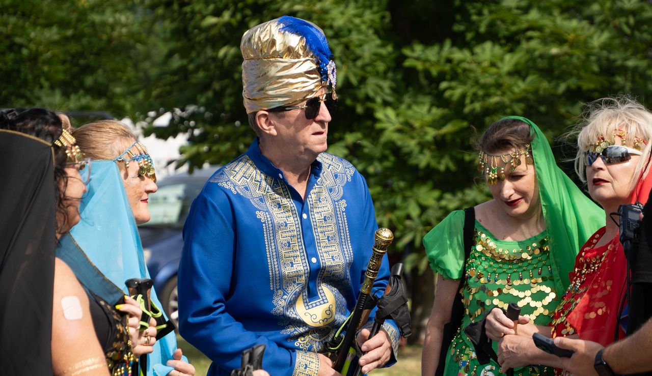 Bieg Filmowy w Wałczu – uczestnicy w kolorowych przebraniach