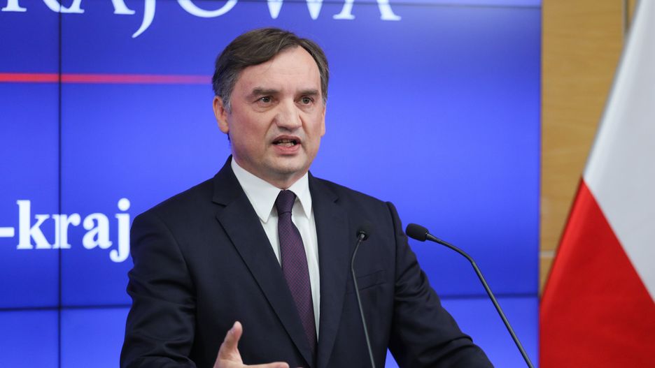 Warszawa, 02.08.2023. Minister sprawiedliwości, prokurator generalny Zbigniew Ziobro podczas briefingu prasowego w Prokuraturze Krajowej w Warszawie, 2 bm. Briefing dot. decyzji personalnych w poznańskiej prokuraturze w związku ze sprawą Mariki. 21-letnia Marika została skazana przez sąd na trzy lata więzienia za szarpnięcie za tęczową torebkę, co zostało uznane jako próba rozboju. (ad) PAP/Paweł Supernak