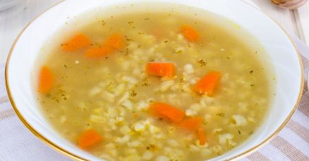 Zupa na rosole, która jest lepsza od pomidorowej. Wypróbuj ten genialny przepis