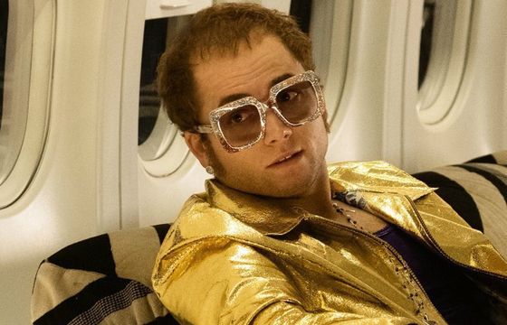 Taron Egerton śpiewa jak Elton John w filmie "Rocketman"