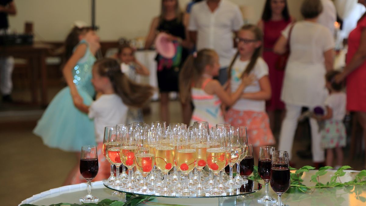 Szampan dla dzieci to głównie cukier i konserwanty. Lepiej nie podawać go dziecku