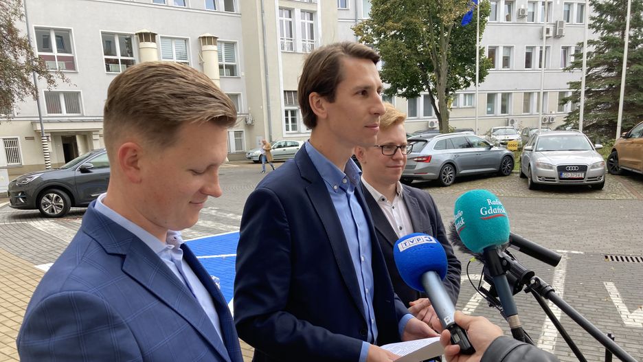 konferencja prasowa posła Kacpra Płażyńskiego i gdańskich radnych z PiS