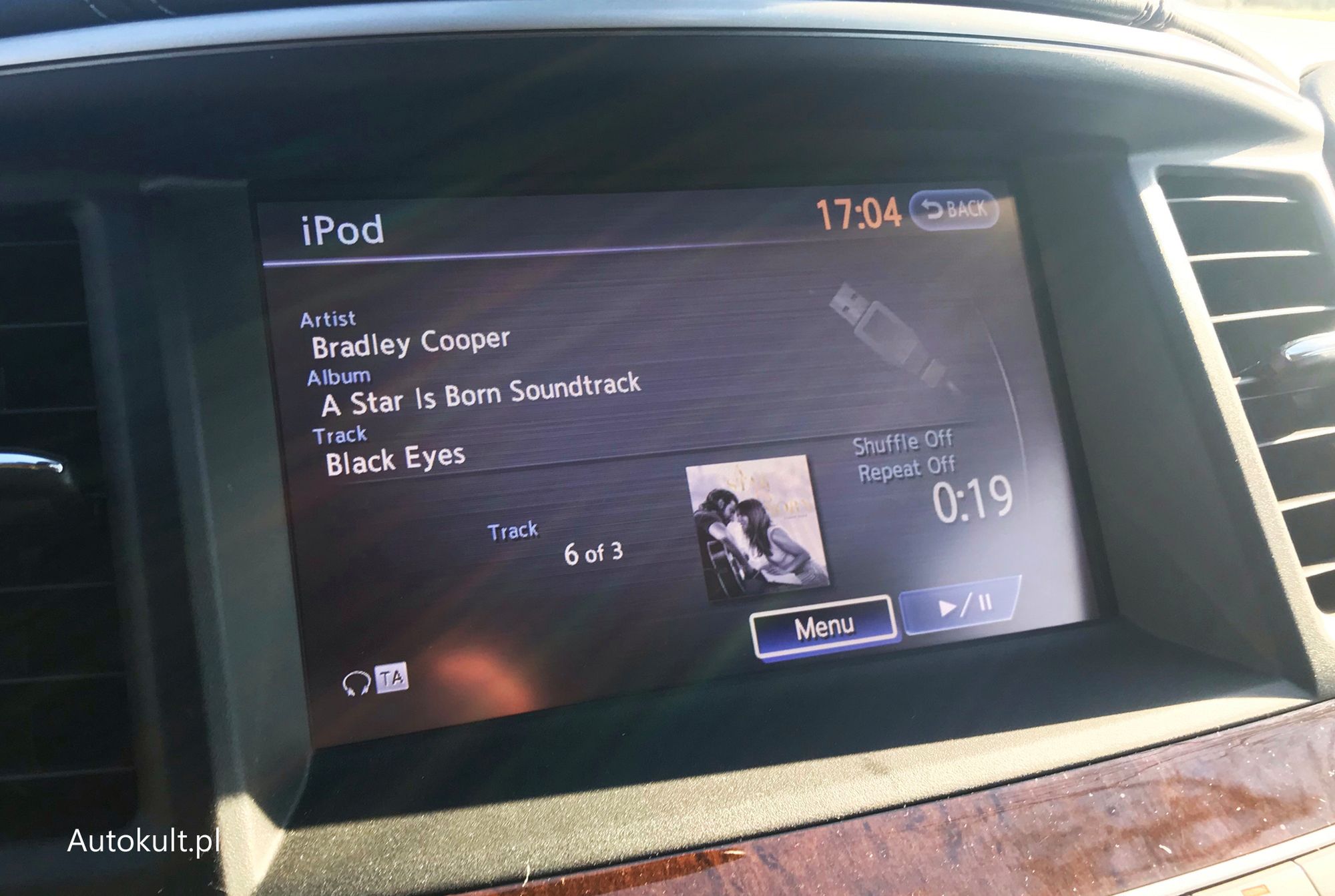 System multimedialny jest zdecydowanie przestarzały, ale... znakomicie współpracuje z iPhonem bez Apple Car Play.