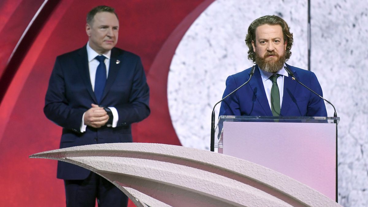 Mateusz Matyszkowicz na pierwszym planie, w tle Jacek Kurski