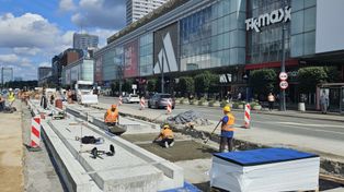 Warszawa: Nowe torowisko na Marszałkowskiej. Ułożono 70 płyt. Karetki będą mogły częściowo jechać po torowisku