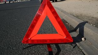 Zderzenie dwóch pojazdów na A4 w kierunku Krakowa. Zablokowany jeden pas ruchu