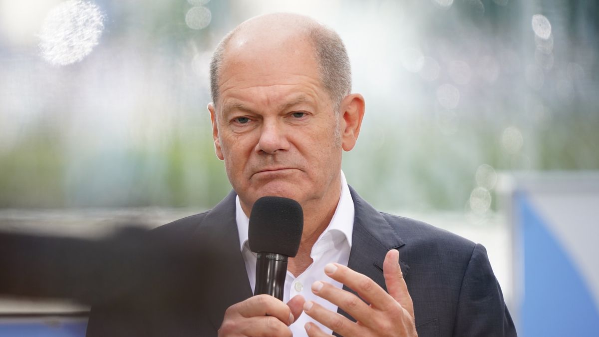 German Chancellor Olaf Scholz gestures on stage in the garden of the Chancellery during the 22nd Open Day of the German Federal Government in Berlin, Germany, 21 August 2022. During the open day of the Federal Government, visitors may have a look inside the Chancellery and most of the Government's ministries on 20 and 21 August 2022. EPA/CLEMENS BILAN Dostawca: PAP/EPA.