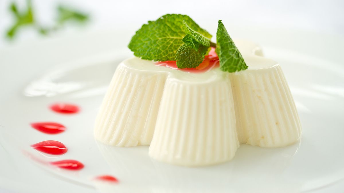 Śnieżna babka z formy wielkanocnej jest ozdobą stołu