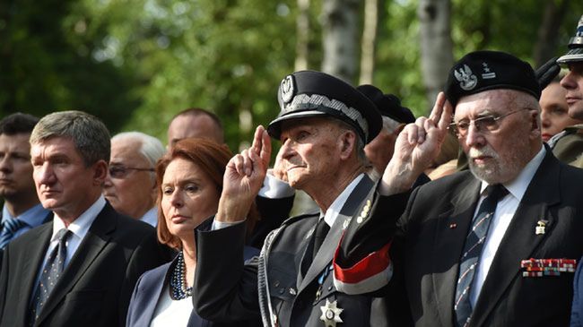 Żołnierze Armii Krajowej, uczestnicy Powstania Warszawskiego podczas uroczystości przed pomnikiem Gloria Victis na Wojskowych Powązkach