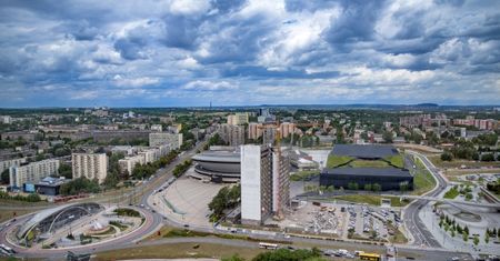 Poniosły go emocje i wyrzucił telewizor przez okno. Będzie musiał słono za to zapłacić