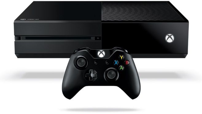 Alternatywa dla Playstation 4 w postaci konsoli Microsoftu nie różni się od niej aż tak bardzo, jak chcieliby niektórzy. Dla większości graczy w przypadku tytułów wieloplatformowych różnica będzie niezauważalna. Może ich za to przekonać doskonały kontroler. Za Xboksem One przemawia również wsteczna kompatybilność – na konsoli już teraz grać można w wiele tytułów z Xboksa 360, a kolejne mają być przez Microsoft systematycznie dodawane do listy. Wystarczy mieć płytę z oryginalną grą z X360, a Xbox One pobierze z sieci pliki, pozwalające na jej uruchomienie. Jeżeli macie w domu gry na starszą konsolę Microsoftu lub znajomych z ich biblioteką, to warto to wziąć pod uwagę. 

Pod względem tytułów dostępnych na wyłączność nie jest tu tak dobrze jak u Sony, ale i wśród propozycji Microsoftu gracze znajdą coś dla siebie. Tutaj szczególnie wyróżnia się "Rise of the Tomb Raider" – nowa odsłona kultowej serii, kontynuacja jej przebojowego rebootu z 2013 roku. To jednak tytuł, w przypadku którego nawet sam producent nie ukrywa, że w końcu trafi i na Playstation 4. 

Specyfikacja techniczna konsoli:
• 8-rdzeniowy procesor
• Układ graficzny AMD taktowany zegarem 853 MHz z 12 jednostkami przetwarzania (768 rdzeni shaderów)
• 8 GB pamięci RAM GDDR3 2133 MHz
• 500 GB lub 1 TB wbudowany dysk twardy

Najważniejsze tytuły dostępne na wyłączność:

• "Halo 5: Guardians"
• "Rise of the Tomb Raider"
• "Forza Motorsport 6"
• "Sunset Overdrive"
• "Titanfall"
• "Dead Rising 3"