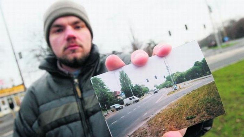 Patryk Nowacki pokazuje fotografię wykonaną po wypadku, na której można dostrzec ślady opon auta na pasie rozdzielającym jezdnie, gdzie znajdowali się piesi, a wśród nich także on. Po tragedii skrzyżowanie przebudowano
