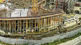 Prace na budowie drapacza chmur toczą się na razie powoli, bo powstaje nowy projekt