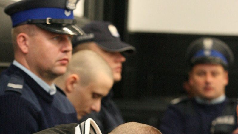 Główny oskarżony Paweł G. Ma 21 lat.( na pierwszym planie).To on zadawał ciosy nożem. Przyznał się do nich, ale zaznaczył, że nie chciał nikogo zabić. Oskarżony Wojciech P. ( w głębi zdjęcia) Ma 23 lata.Podejrzany o  współudział w zabójstwie i napadach. Przyznał się do części zarzutów.