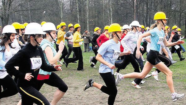 Politechnika Łódzka promowała swoje studia wśród pań m.in. biegiem w kasku
