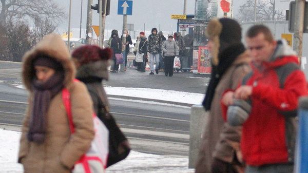 Niektórzy pasażerowie przebiegają na czerwonym świetle, by zdążyć na tramwaj