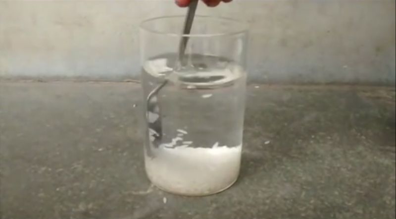 Łyżkę lub dwie ryżu wsyp do szklanki z wodą. Wymieszaj dokładnie i obserwuj. Jeśli ryż utonie, to dobrze dla Ciebie. Jeśli zacznie się unosić na powierzchni, najprawdopodobniej jest z tworzywa sztucznego.