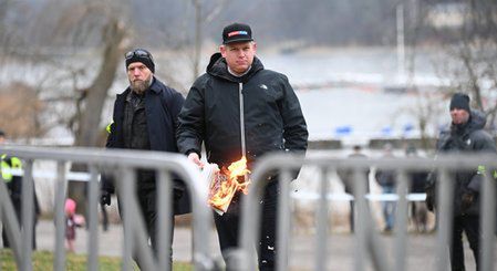 Turcja: Protestujący spalili  szwedzką flagę w Stambule po spaleniu Koranu przez skrajnie prawicowego polityka w Sztokholmie