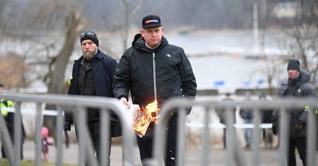 Turcja: Protestujący spalili  szwedzką flagę w Stambule po spaleniu Koranu przez skrajnie prawicowego polityka w Sztokholmie