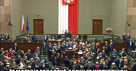 Ta noc w Sejmie przejdzie do historii. Internauci skomentowali ją memami
