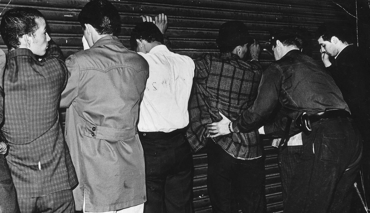 W oczach miał desperację. "Mogę mieć w środku narkotyki, powinieneś to skonfiskować"