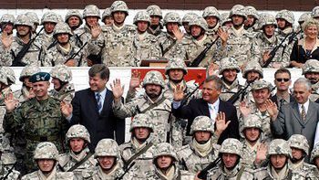 300 żołnierzy sfotografowało się z prezydentem Aleksandrem Kwaśniewskim